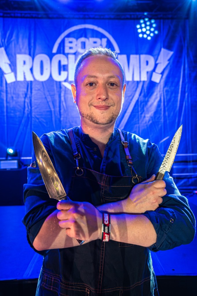 Chef mit Messern auf der Bühne